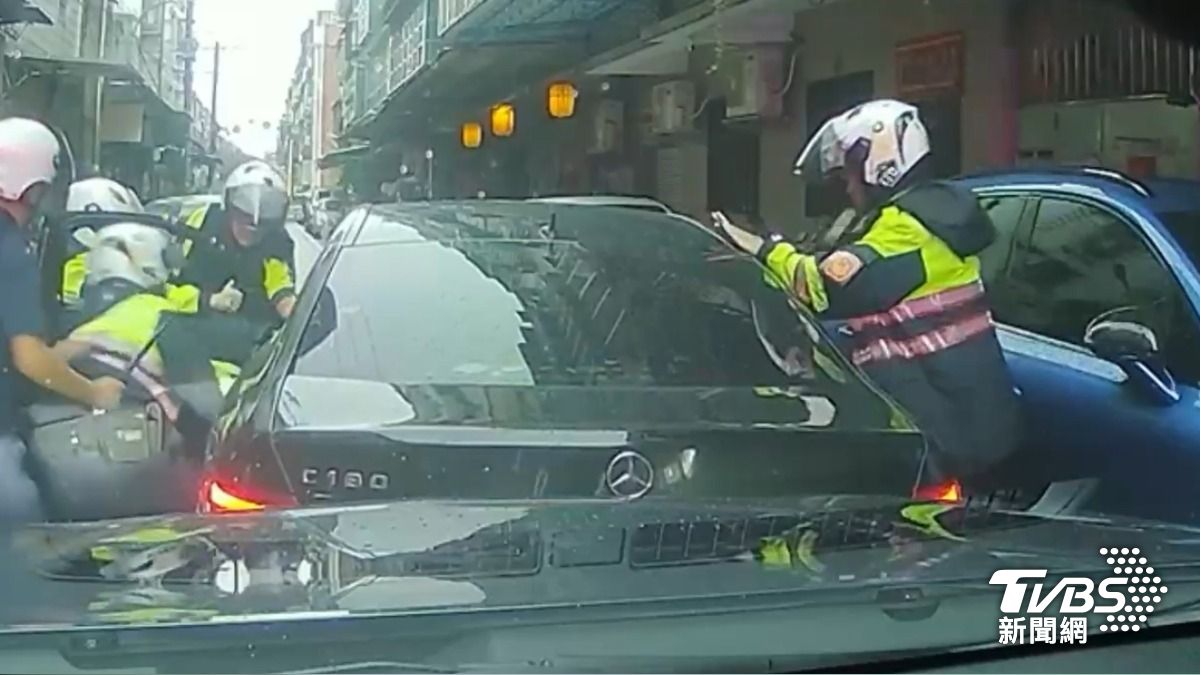 毒駕衝撞拒捕!警破窗逮人,搜出武士刀、毒品。(圖/TVBS)