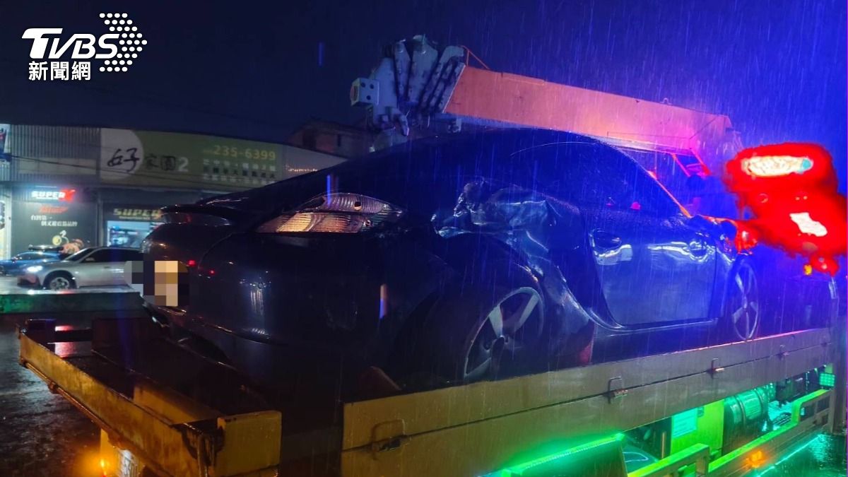雨天開保時捷出事了！跑車國3打滑失控　撞護欄又撞車