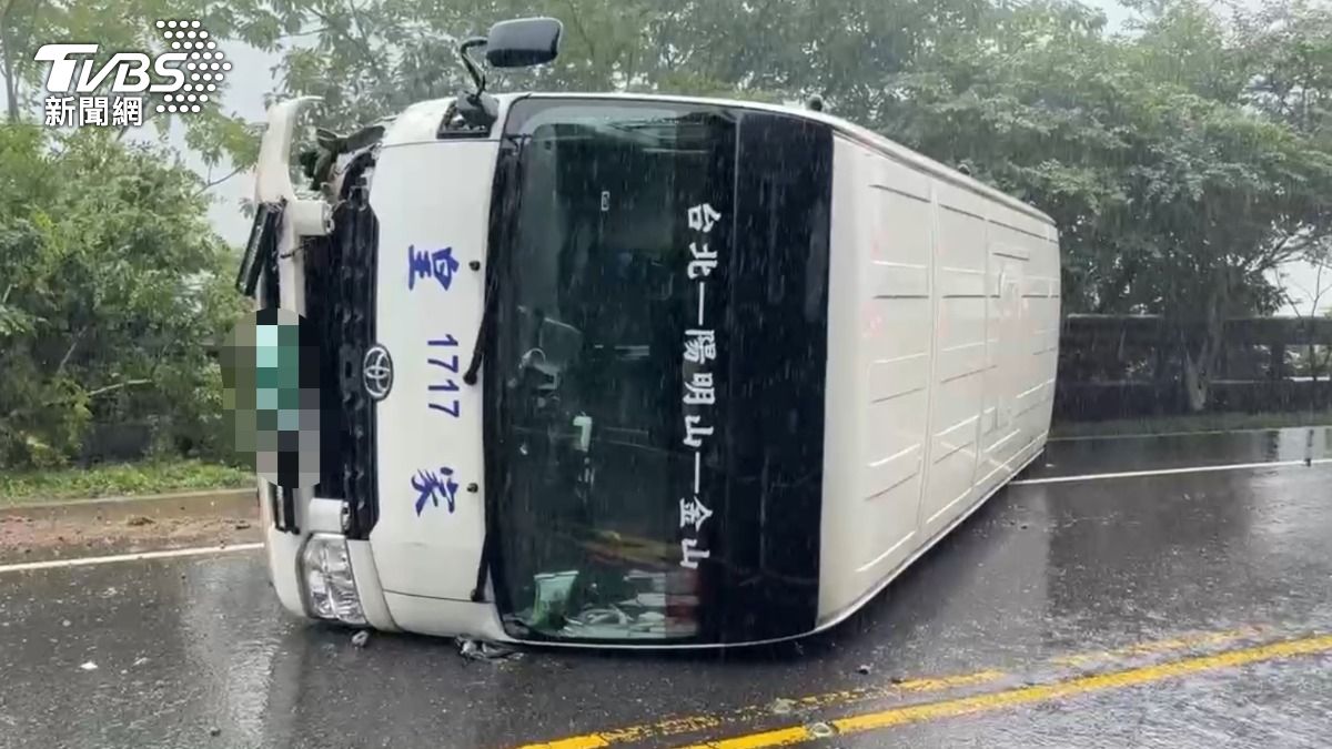 司機、乘客自行爬出脫困。(圖/TVBS)