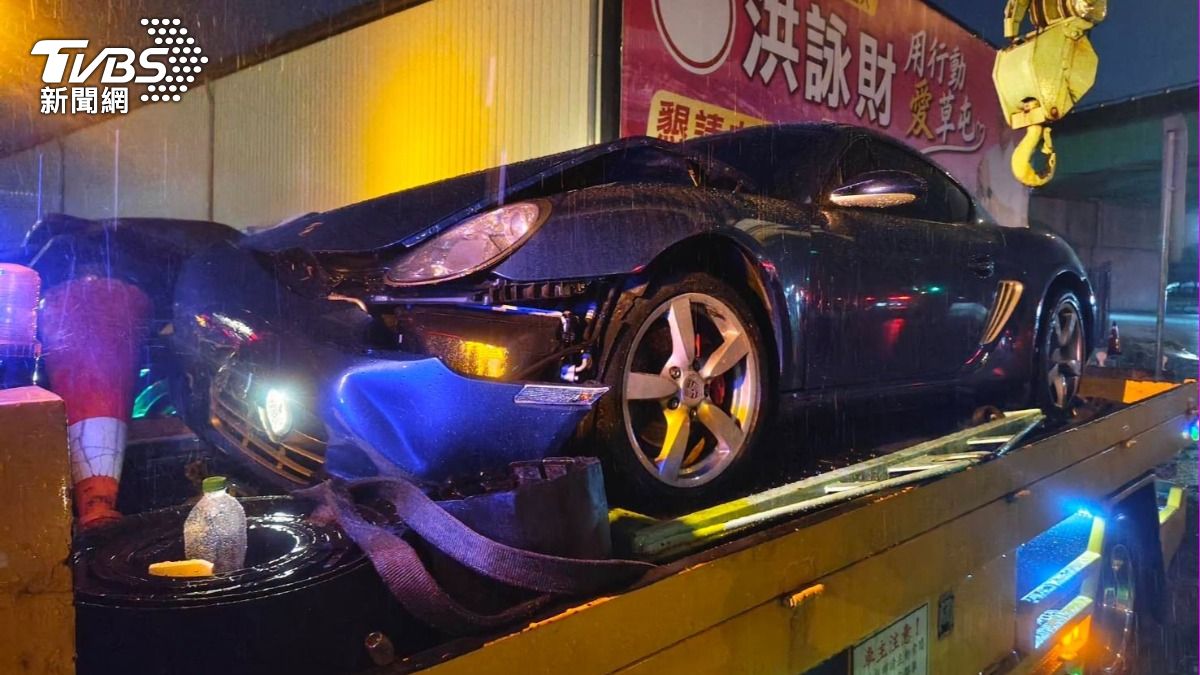 保時捷車頭毀損。(圖/TVBS)