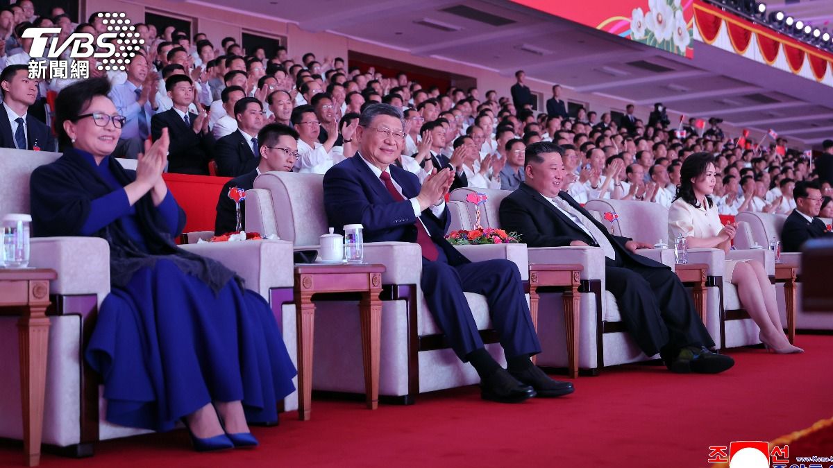 習近平和彭麗媛皆戴上眼鏡欣賞演出。(圖/達志影像美聯社)