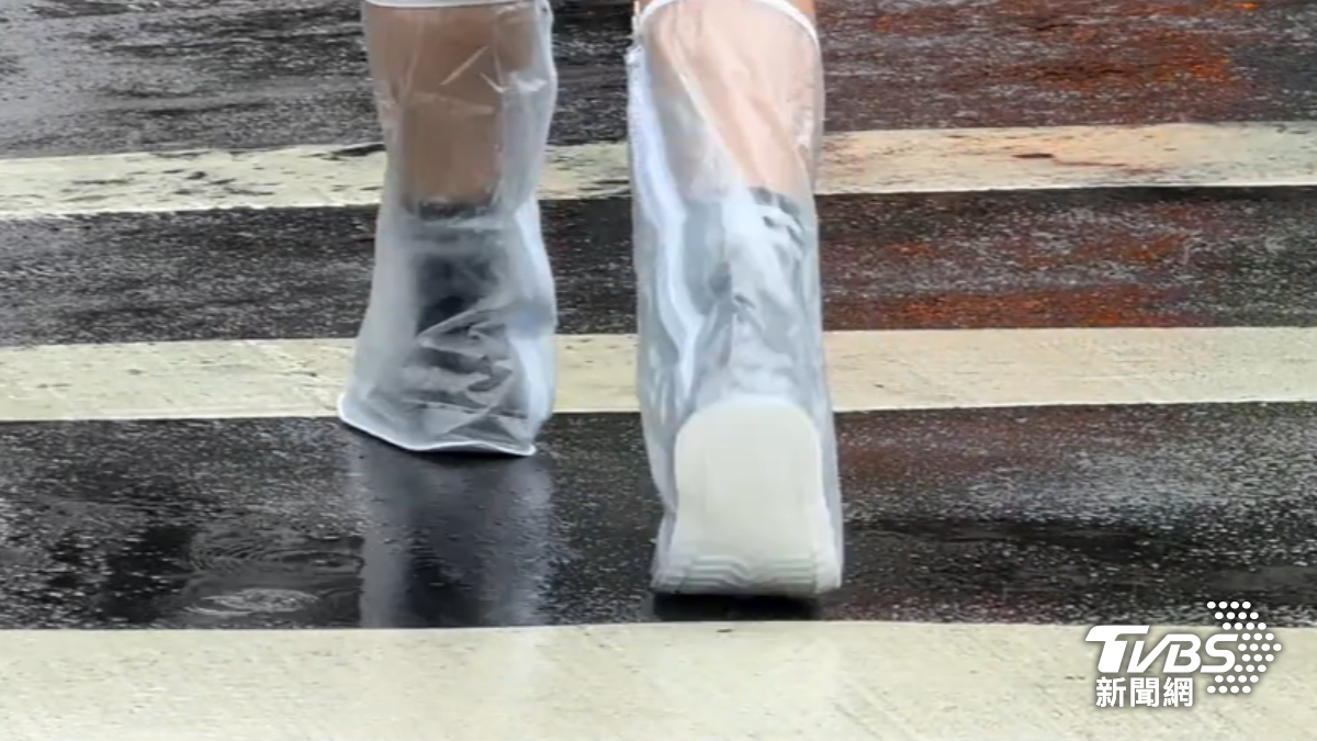 「防雨鞋套」在網路上引發熱烈討論。（圖／TVBS）