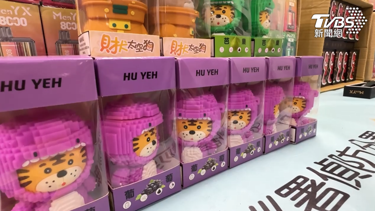 造型玩偶不只有老虎和柴犬樣式,還有Hello Kitty,但這可不是可愛公仔,而是電子煙主機,青少年購買的話,家長根本分辨不出(圖/TVBS)