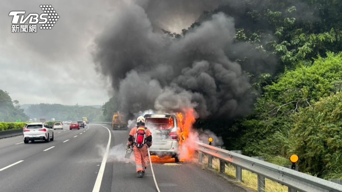 國3新竹段廂型車突起火!駕駛急停 烈焰瞬間吞車