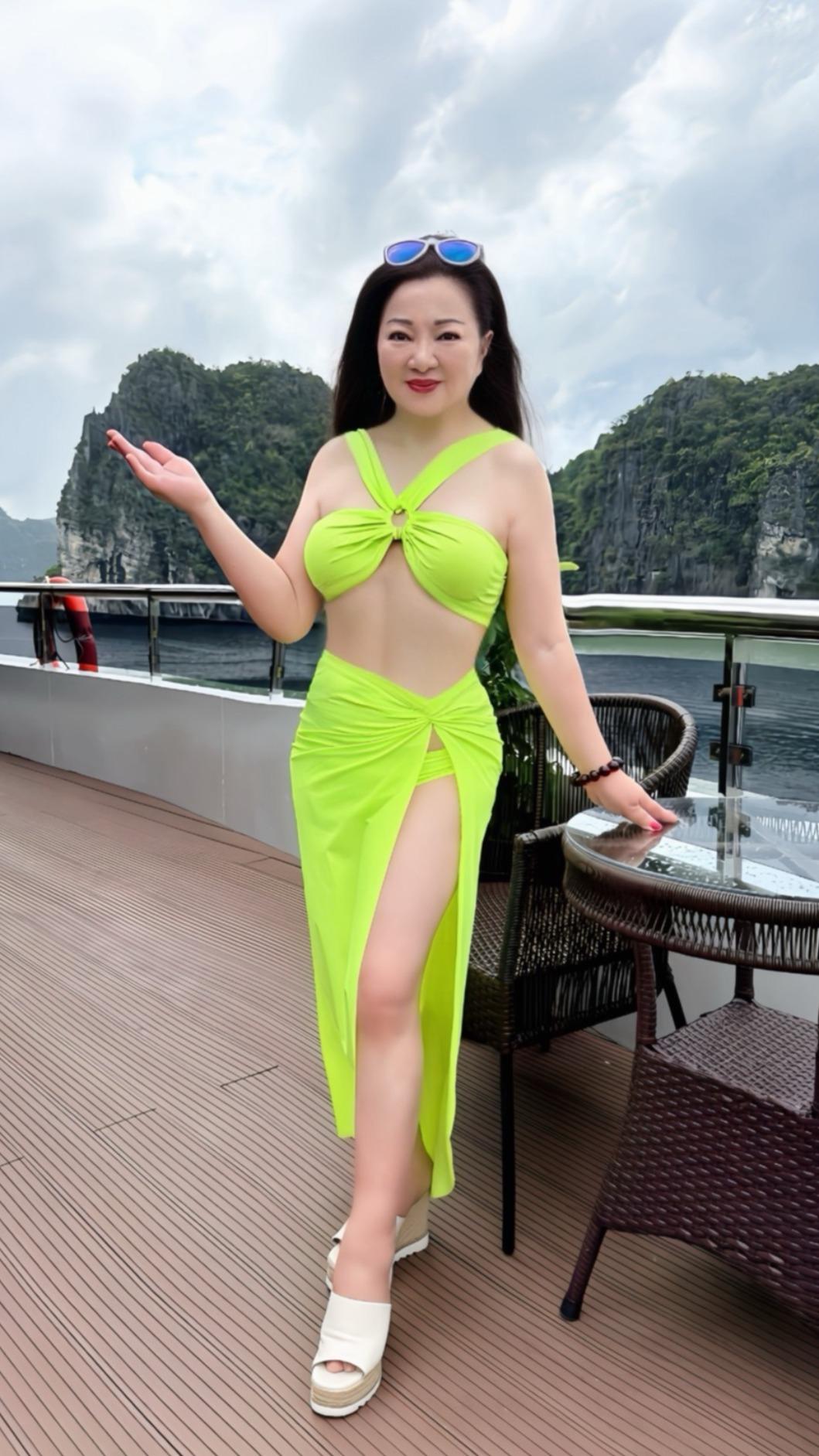 白冰冰在下龍灣遊輪的房間陽台，難得穿上比基尼解放自己。（圖／長興影視提供）