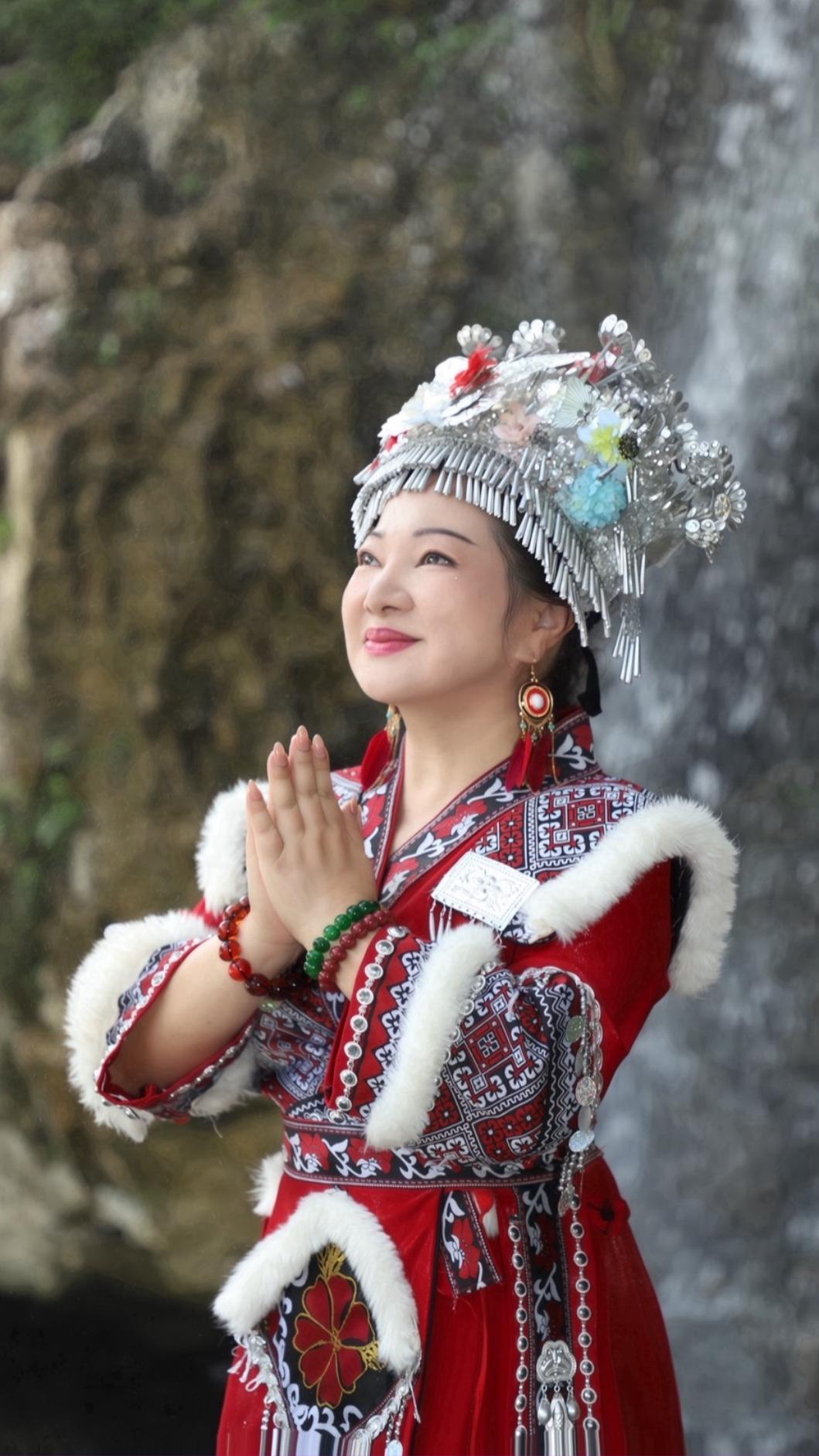 白冰冰在越南穿彝族服裝拍照留念。（圖／長興影視提供）