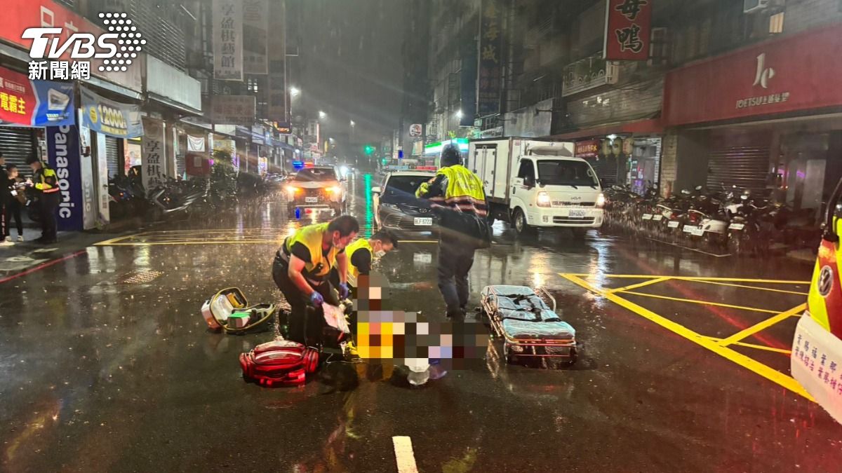 梁姓老翁穿越馬路時被毒駕車輛撞上。(圖/TVBS)