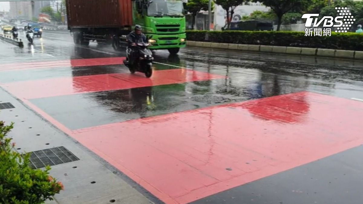 民眾質疑路面濕滑危險,交通局到場檢測後強調防滑係數大於50BPN,符合規範標準。(圖/TVBS)