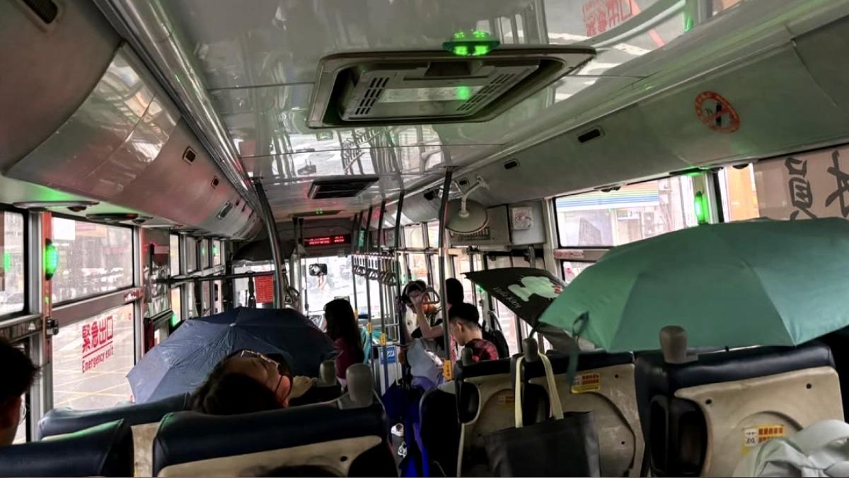 公車內撐傘擋雨！車頂漏水畫面瘋傳。(圖／民眾提供)