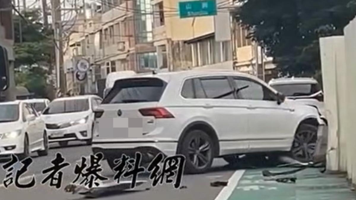 女子猛踩油門，整輛小客車往路旁的鐵皮空地猛撞。(圖／翻攝 記者爆料網）