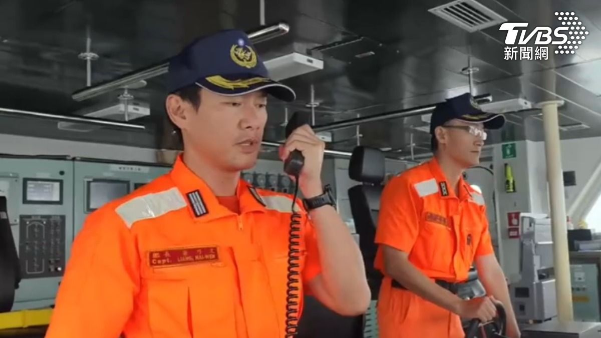 我國海巡長濱艦在彭佳嶼東方海域,對大陸海警船實施廣播驅離。(圖/TVBS)