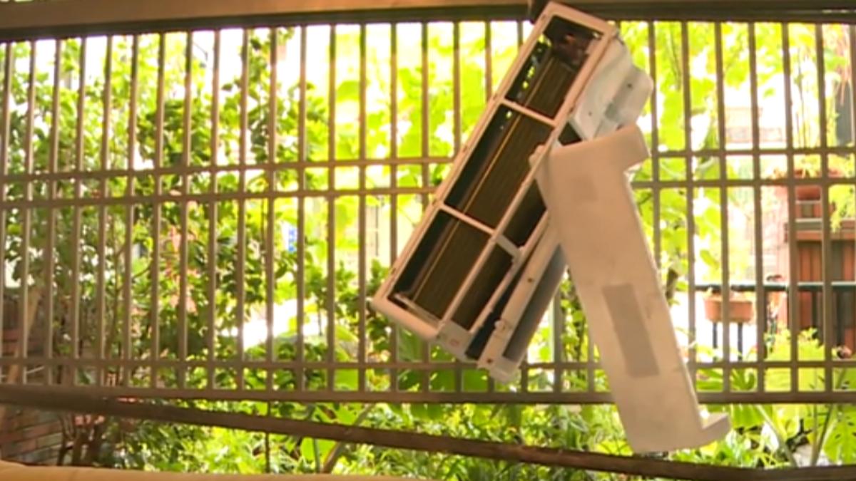 民宅受到氣爆波及，不僅冷氣機快掉下來，玻璃窗也碎滿地。（圖／TVBS）