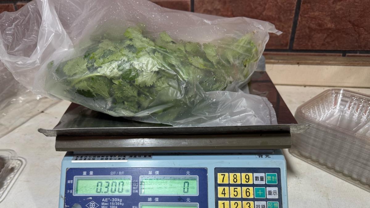臺北市南港區阿一蔬果的香菜農藥殘留超標。（圖／台北市衛生局提供）