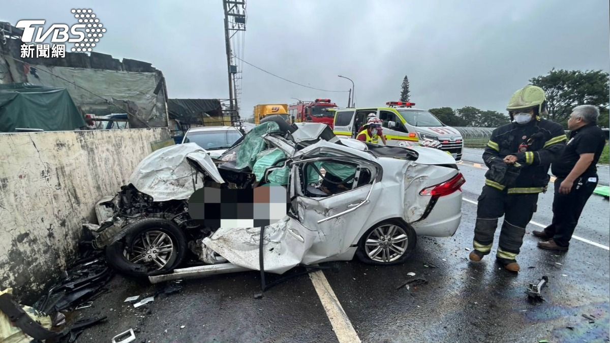 快訊/桃園新屋嚴重車禍!轎車撞聯結車成廢鐵 4死2傷