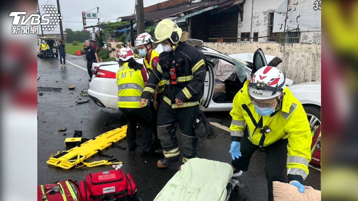 白色轎車與聯結車相撞釀1死3OHCA。（圖／TVBS）
