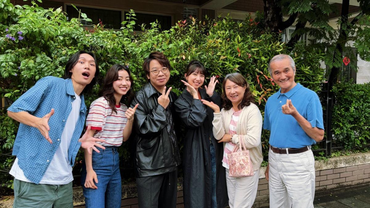 好樂團推出〈歲月的海〉MV,子慶(左三)以及瓊文(右三)到場探班。(圖/Soundscape提供)