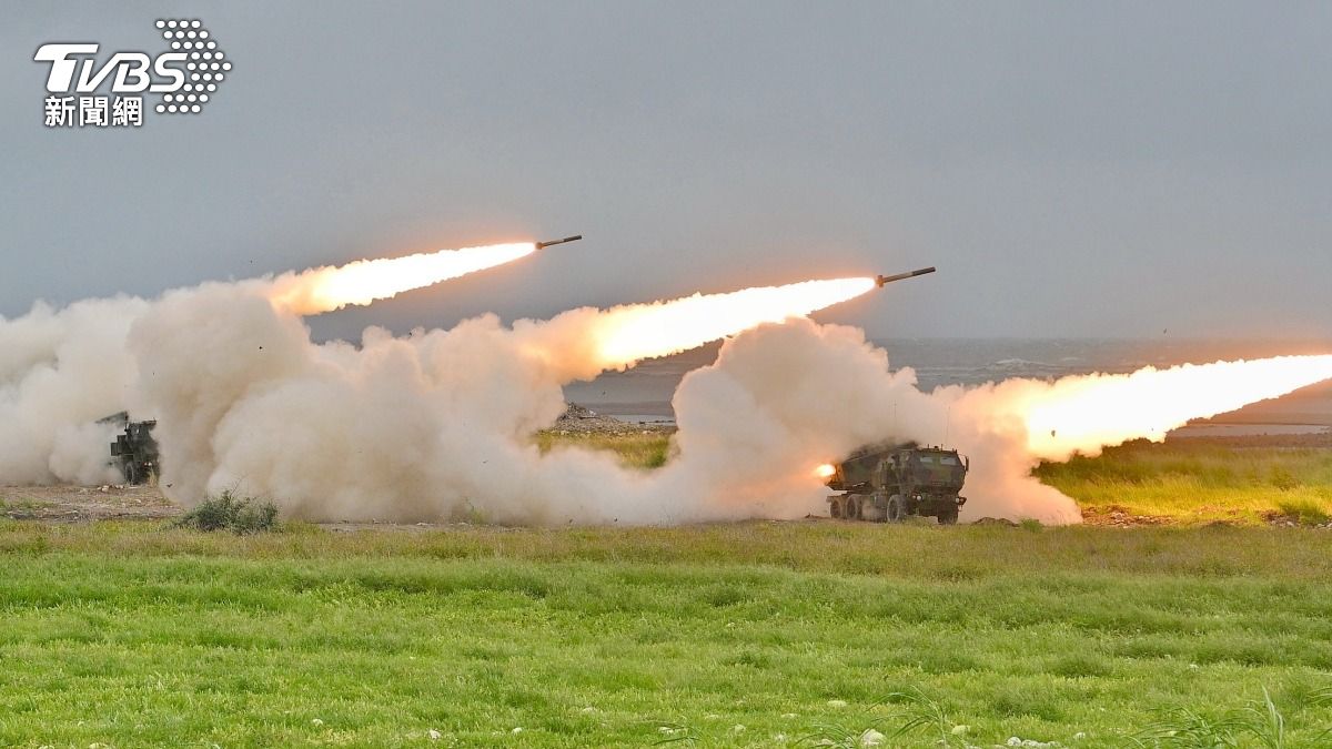 我向美軍購、被視為反制共軍登陸的重要武器「海馬士」(HIMARS)多管火箭系統今首度在西海岸進行實彈射擊。(圖/胡瑞麒攝)