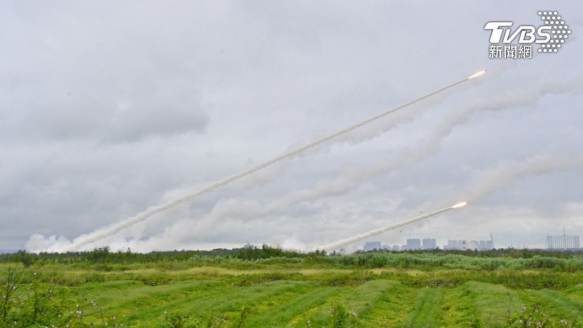 我向美軍購、被視為反制共軍登陸的重要武器「海馬士」(HIMARS)多管火箭系統今首度在西海岸進行實彈射擊。(圖/胡瑞麒攝)