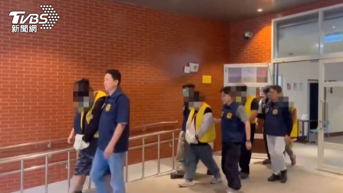 警方將民宿員工、負責人及入住情侶檔共4人全數送辦。（圖／TVBS）