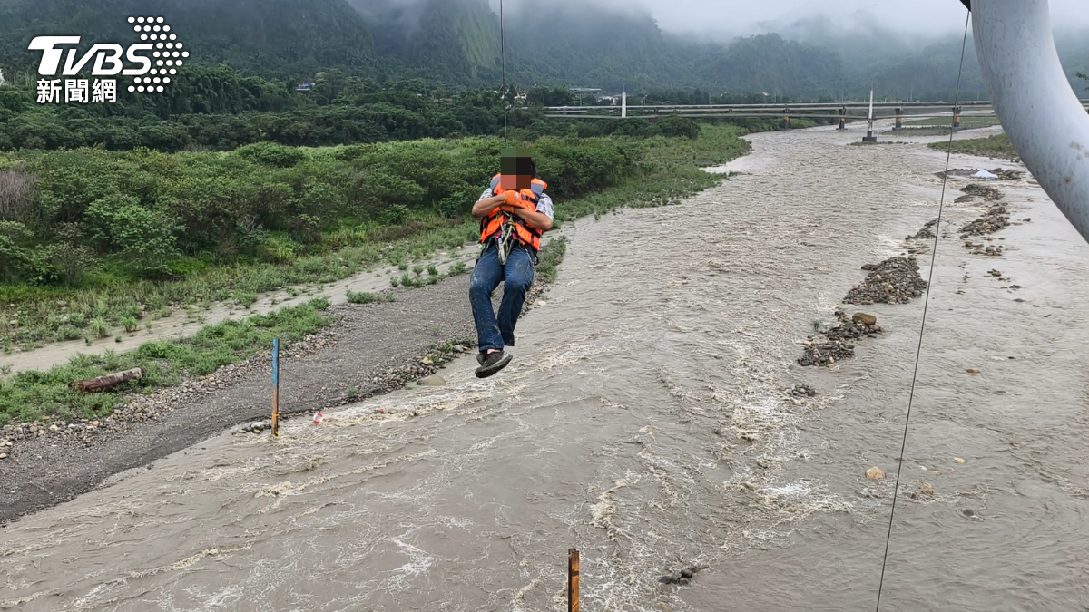 豪雨狂炸南投！3工人困沙洲　消防架繩索搶救畫面曝