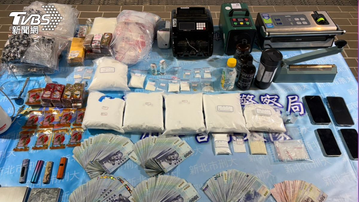 警方查扣大量依托咪酯粉末、毒品。(圖/TVBS)