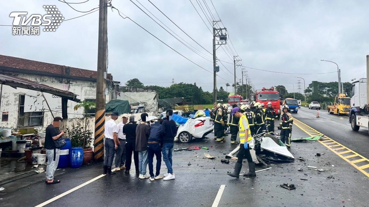轎車撞成廢鐵,肇事原因待調查。(圖/TVBS)