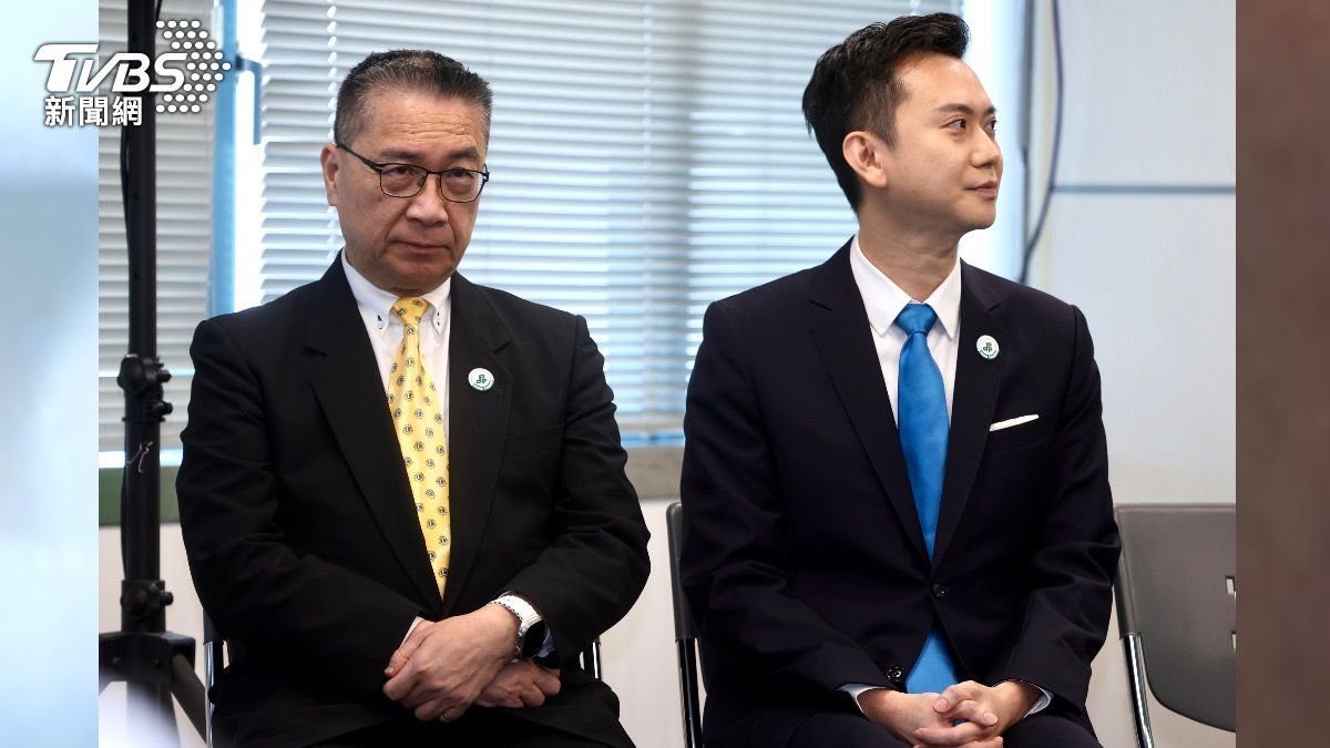 鄭朝方在聆聽賴清德致詞時，疑似因為緊張而手部姿勢不停變換。（圖／華子琛攝）