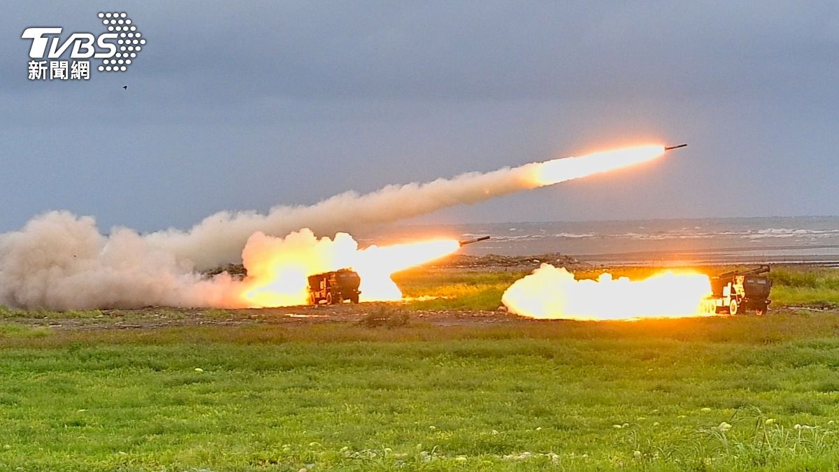 我向美軍購、被視為反制共軍登陸的重要武器「海馬士」（HIMARS）多管火箭系統今首度在西海岸進行實彈射擊。（圖／胡瑞麒攝）