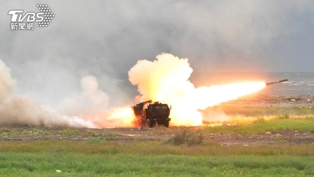 我向美軍購、被視為反制共軍登陸的重要武器「海馬士」（HIMARS）多管火箭系統今首度在西海岸進行實彈射擊。（圖／胡瑞麒攝）