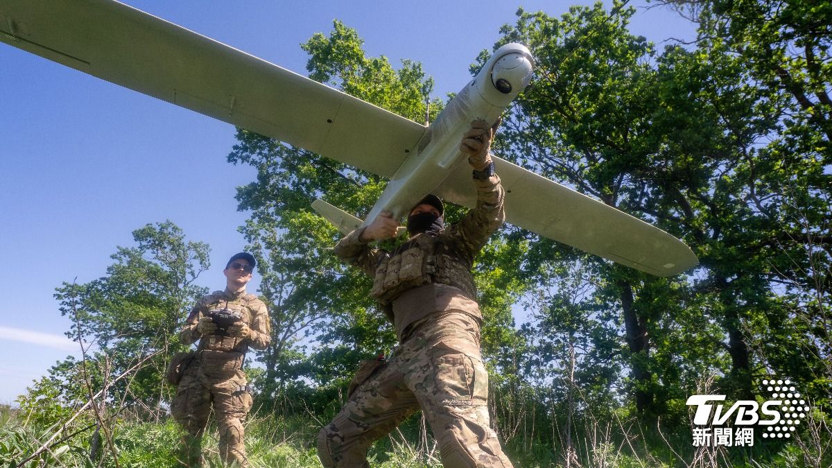 烏軍大量生產廉價無人機，組裝容易部署快，用於偵查、防空攔截。（圖／達志影像美聯社）