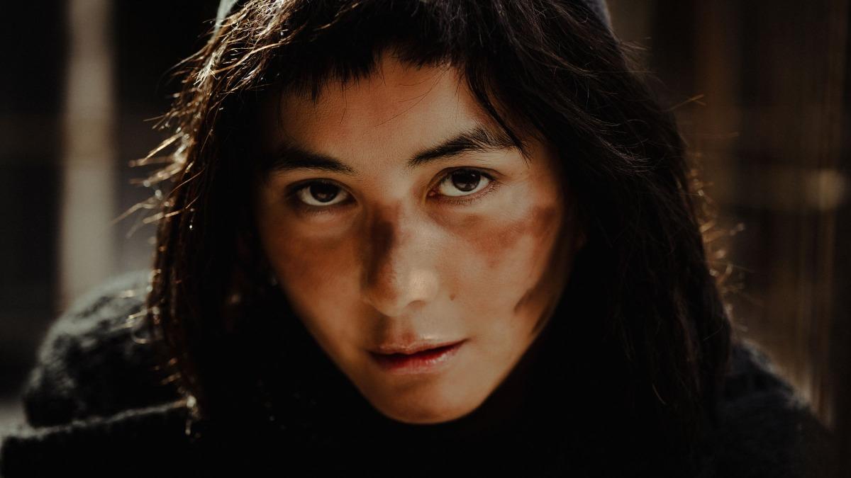 《見鬼》彭氏兄弟新作！賭王愛女何超「亂髮、髒臉」變拾荒者　驚人造型曝光