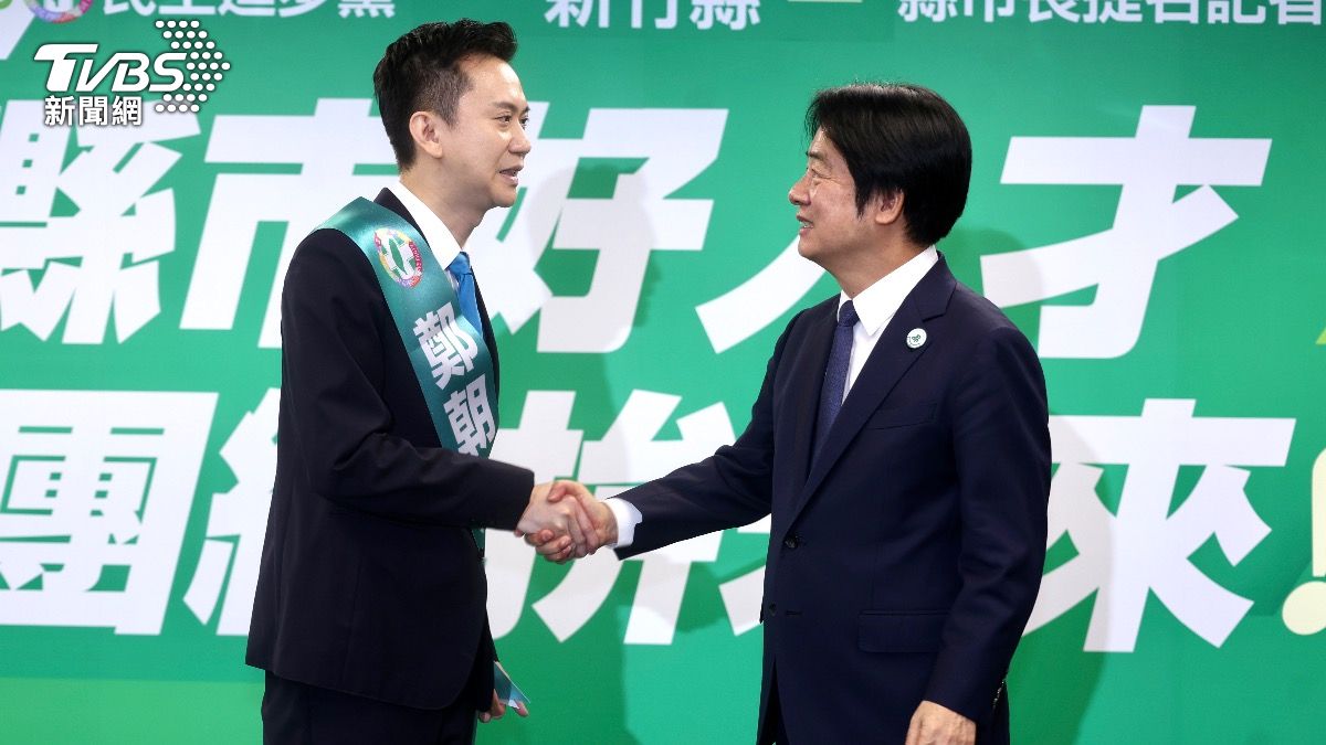 總統賴清德(右)親自為鄭朝方戴上競選揹帶。(圖/華子琛攝)