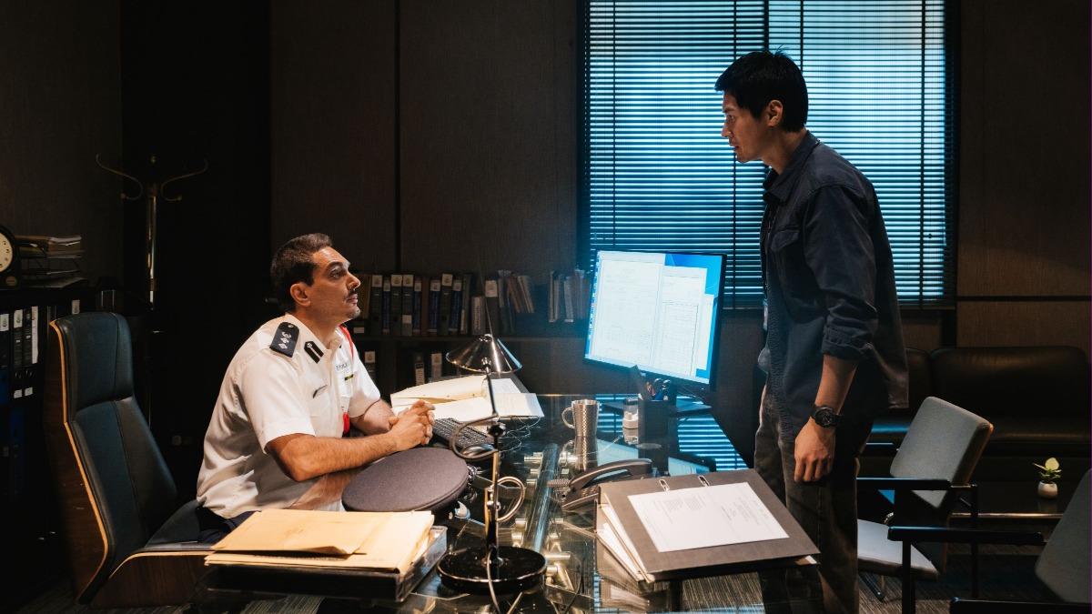 波斯男神Iman(左)在新片《拾荒法師》表現亮眼。(圖/852Films提供)