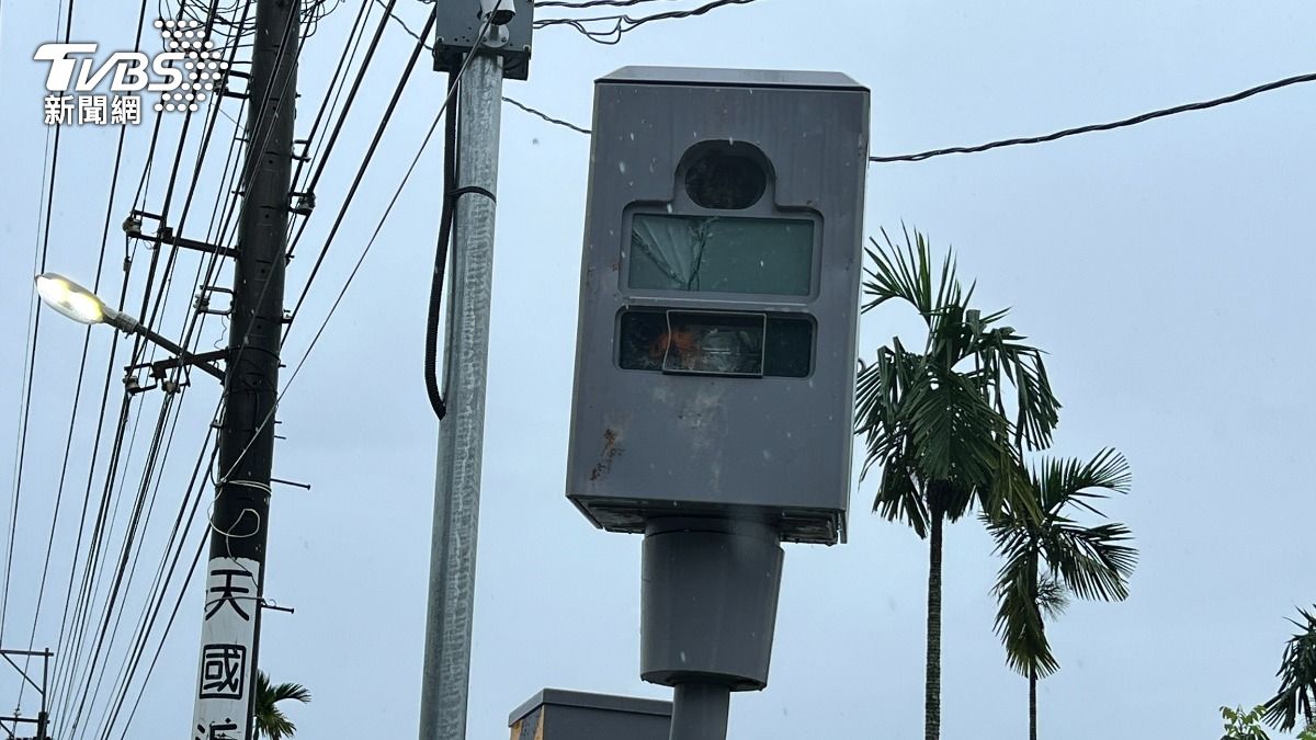 單月狂抓552件違規!屏東內埔測速照相機惹怒阿伯 噴檳榔汁爆砸