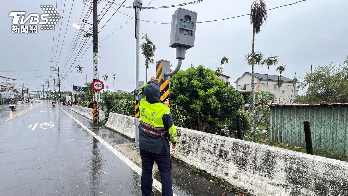 測速照相設備鏡面被破壞，機體上還留下疑似檳榔汁痕跡。（圖／TVBS）