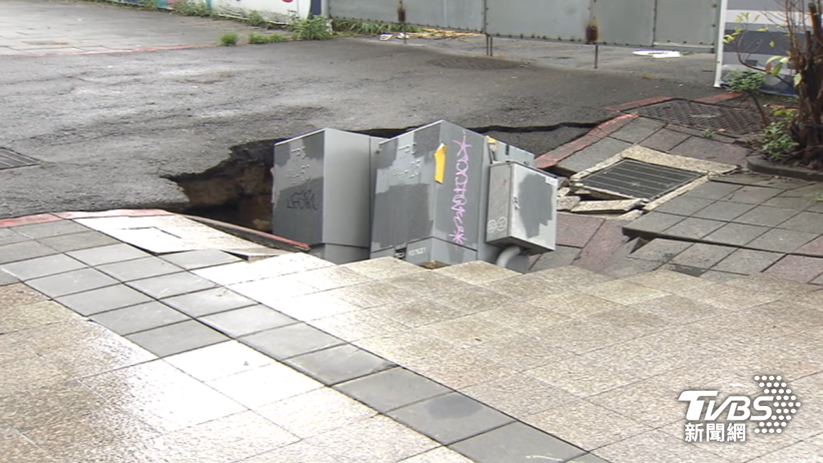 變電箱墜2米深坑。（圖／TVBS）