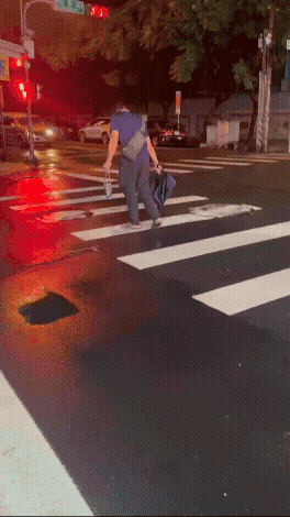 背影感動數萬網友。(圖/言小姐提供,請勿隨意翻攝)