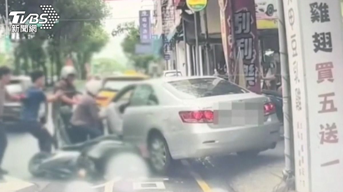 以為當街擄人?女帶30萬上車 警40秒抓車手全靠「這動作」