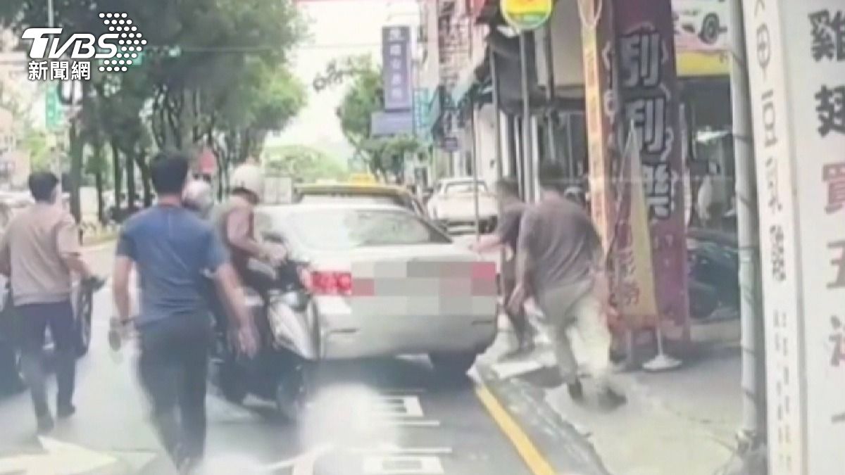 誤以為當街擄人! 女帶30萬上車「引蛇出洞」，便衣警秒包夾40秒抓車手。(圖／TVBS)