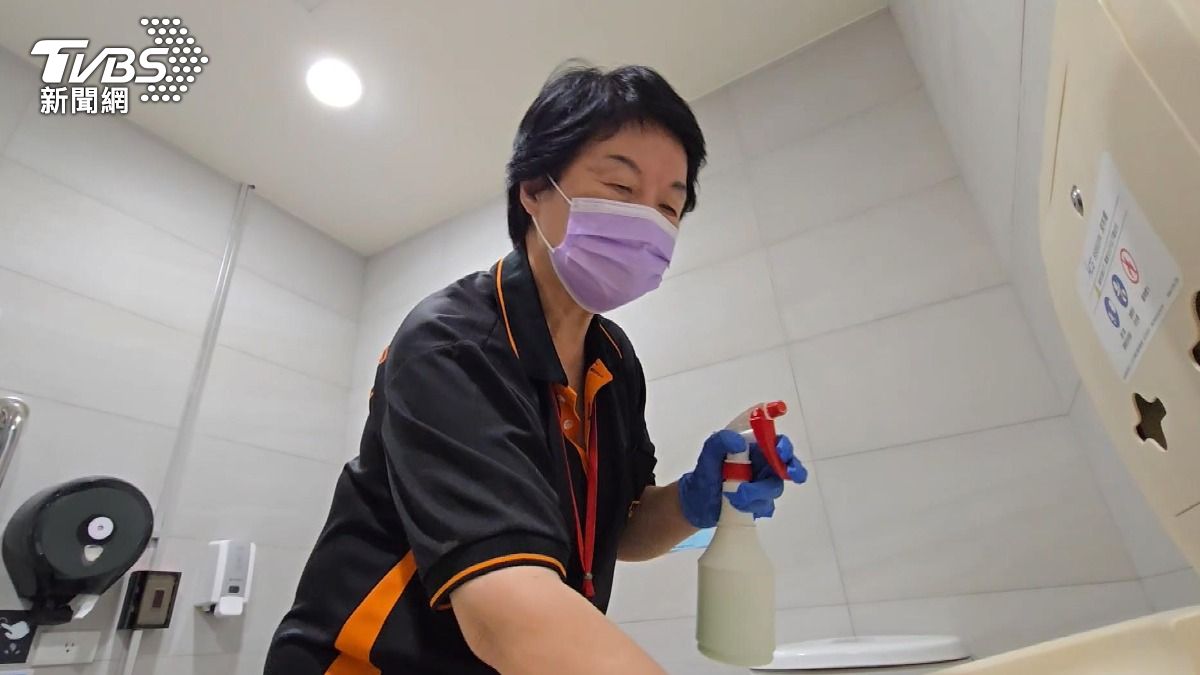 中高齡工作者樂在工作,服務熱忱高。(圖/TVBS)