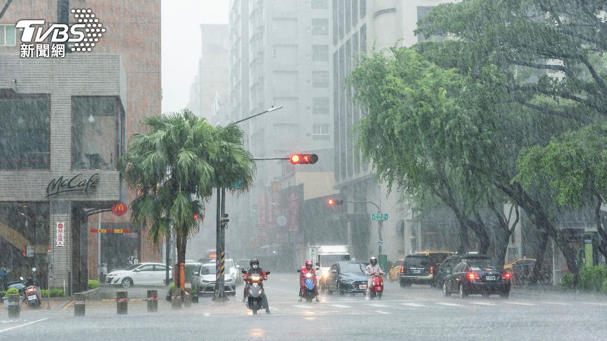 高雄大暴雨!2怪手司機「疏浚受困沙洲」 搜救人員駕艇救援