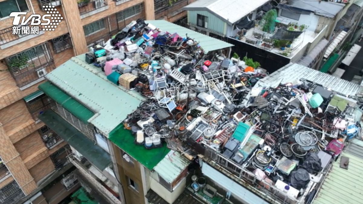 新莊垃圾屋空拍視角曝光,屋主稱研究核能,附近住戶憂火警、病媒。(圖/TVBS)
