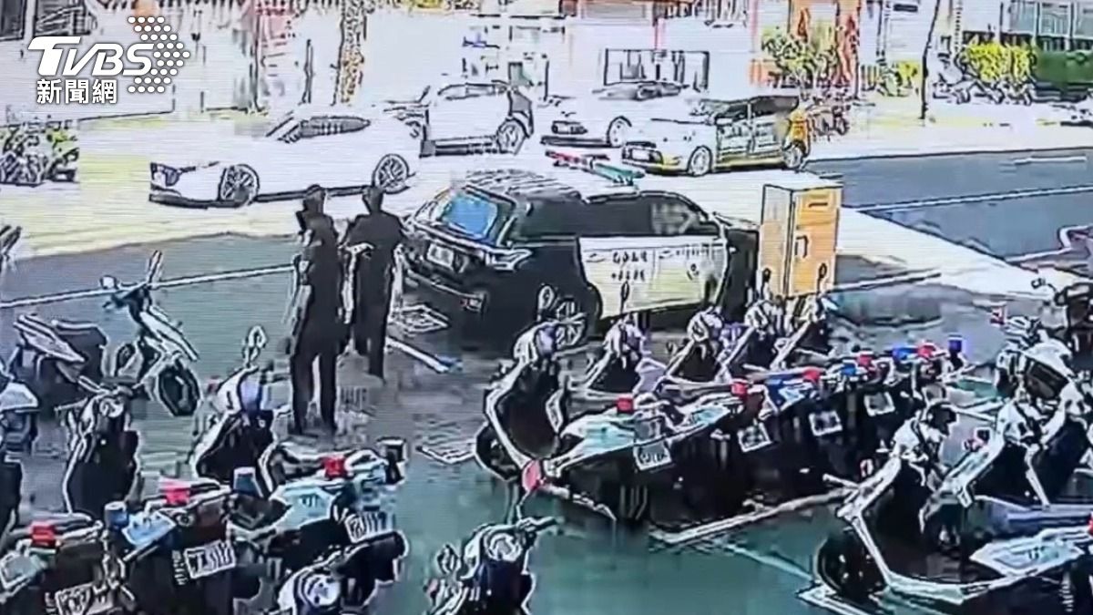 警車鳴笛開道。(圖/TVBS)