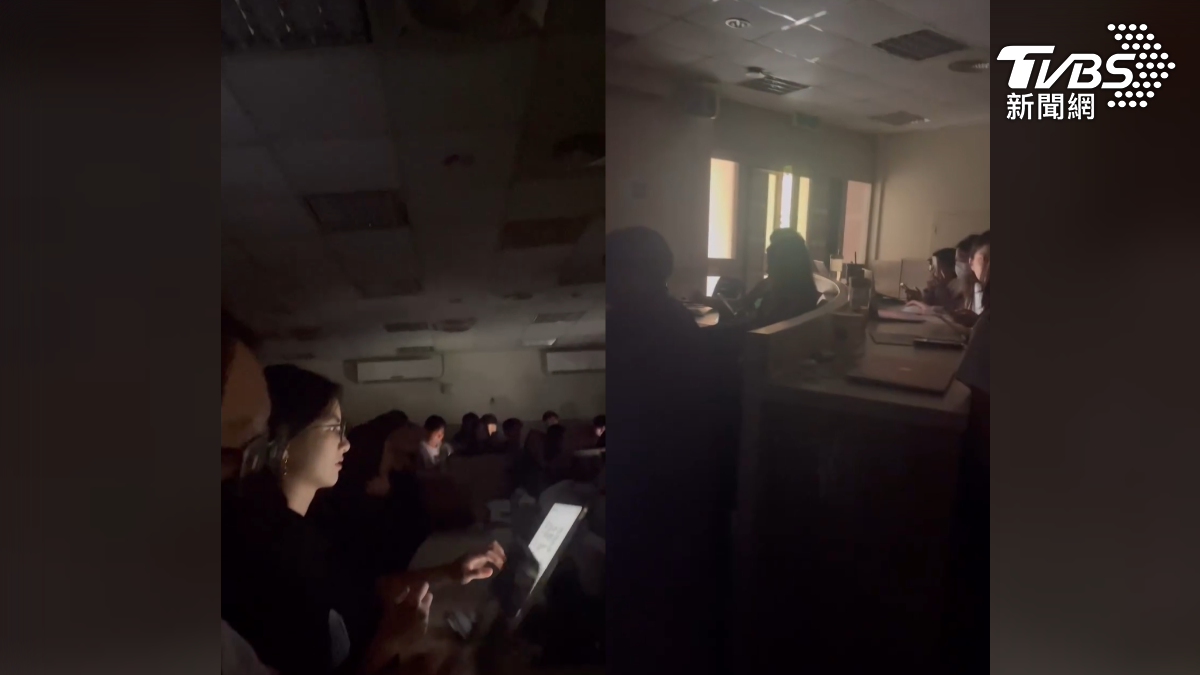 中山大學10日上午10點40分左右發生校園停電事故,正值期末考週,部分學生只能在黑暗中以手電筒照亮考卷繼續應試(圖/翻攝Threads@lkt_cr)