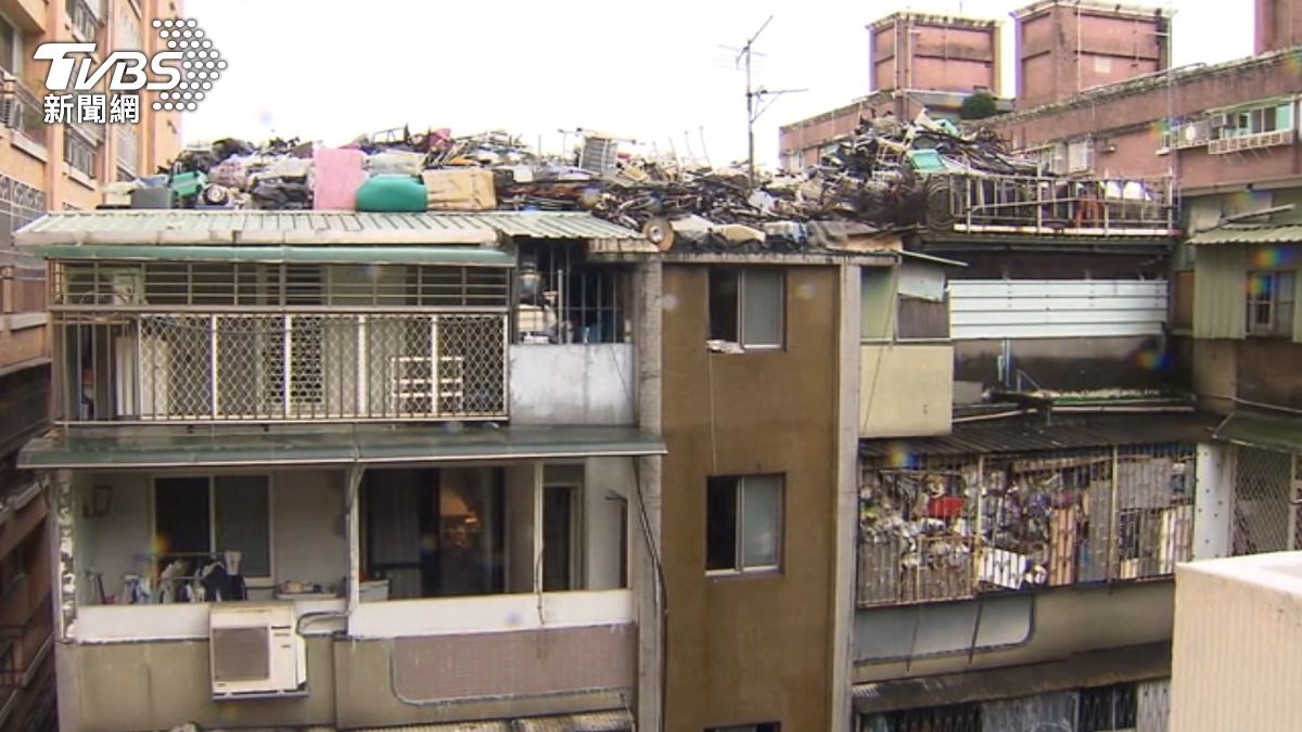 屋主長期在頂樓還有樓梯間,堆放大量雜物。(圖/TVBS)