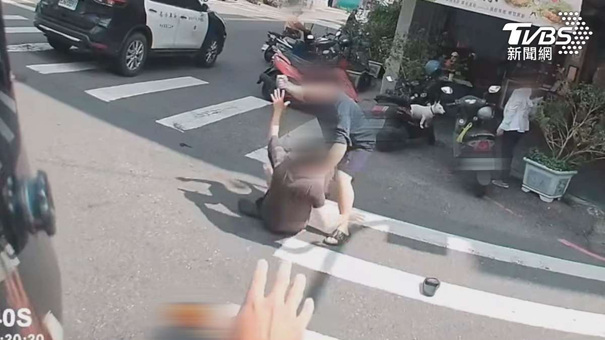 上月底高雄市發生一起車禍糾紛，撞飛機車還嗆傷者！高雄男囂張逼問　路人一拳「扯破衣服」第一視角畫面曝光（圖／翻攝 WOW TCHOUT）
