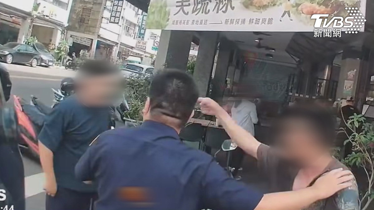 路人看不下去出面緩頰，卻意外與肇事男子爆發肢體衝突，雙方當街互毆，即使警方到場也不停手（圖／翻攝 WOW TCHOUT）