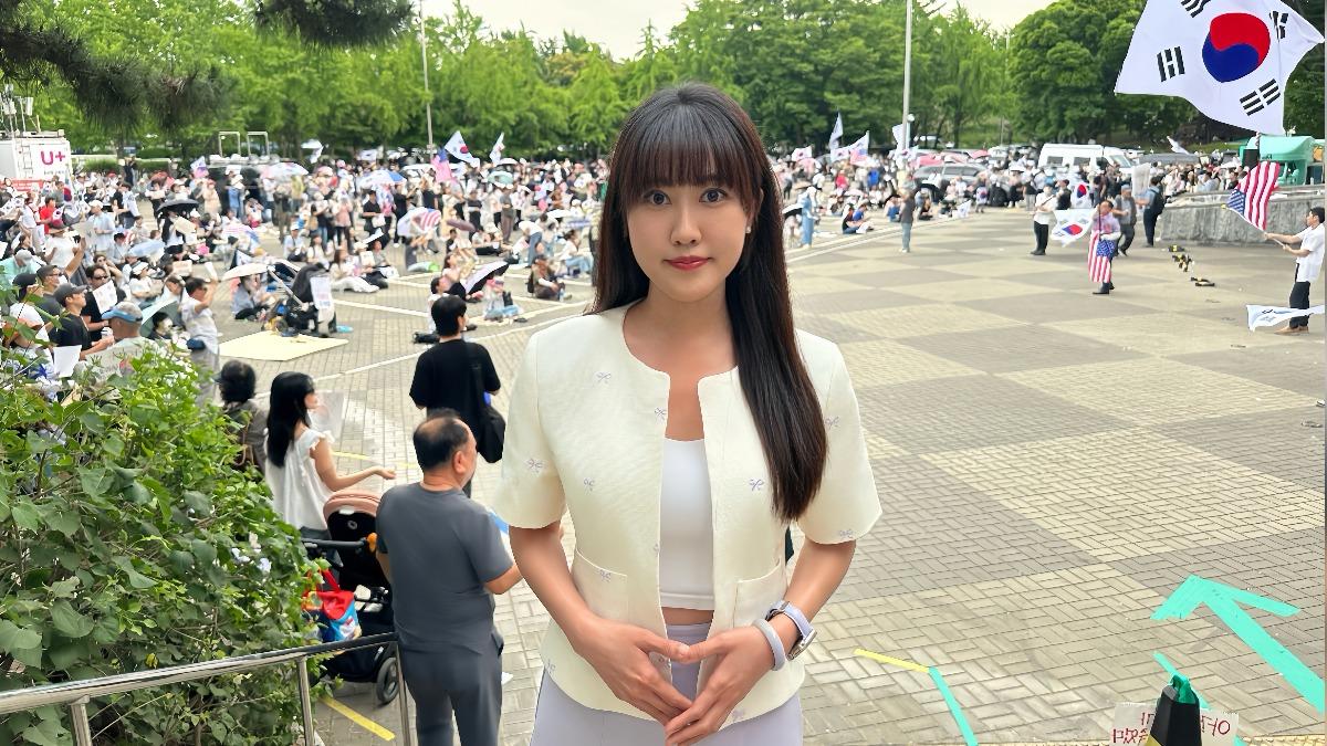 美女主播被誤認陸媒遭驅趕！直闖首爾抗議出意外　群眾一舉動救援