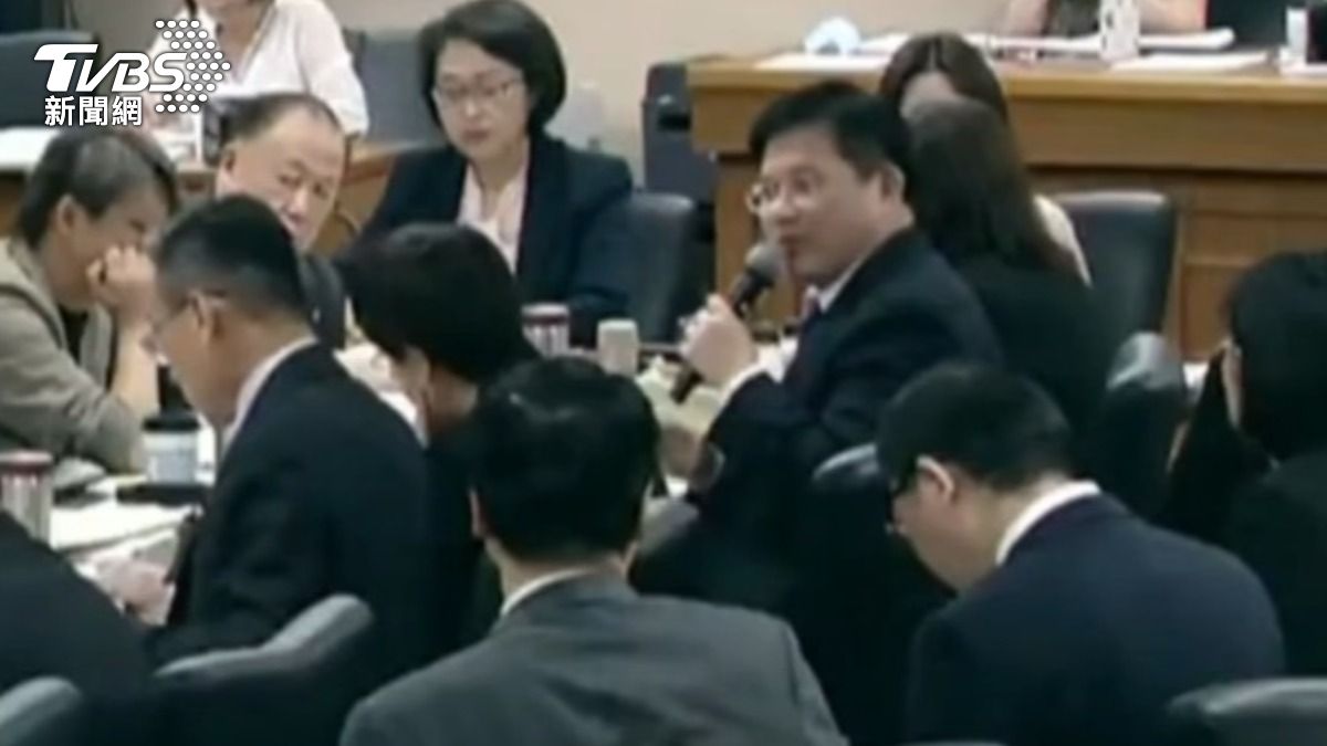 外交部長林佳龍夾在中間面露尷尬,不斷打圓場並建議將提案保留協商。(圖/TVBS)