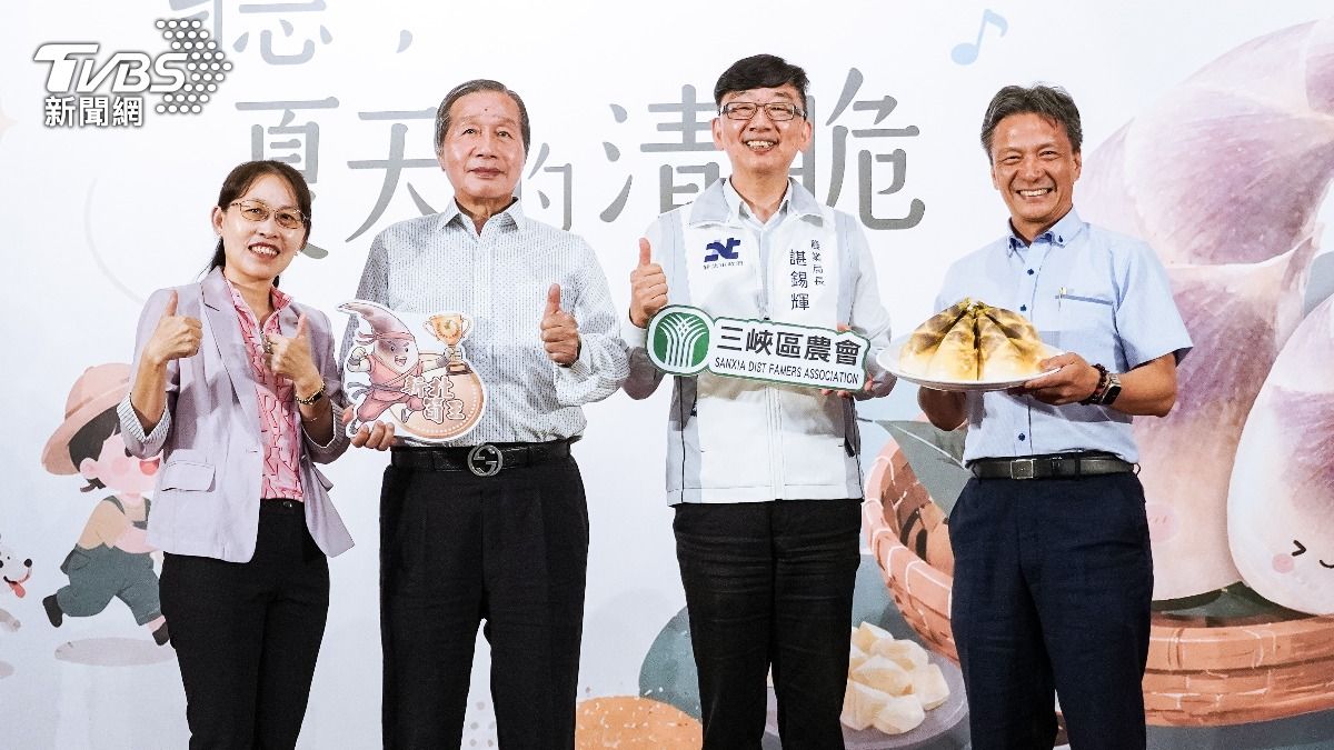 甜筍王由五股區農友鄭義信奪得，由五股區農會三首長代表受獎。(圖／新北市農業局提供）